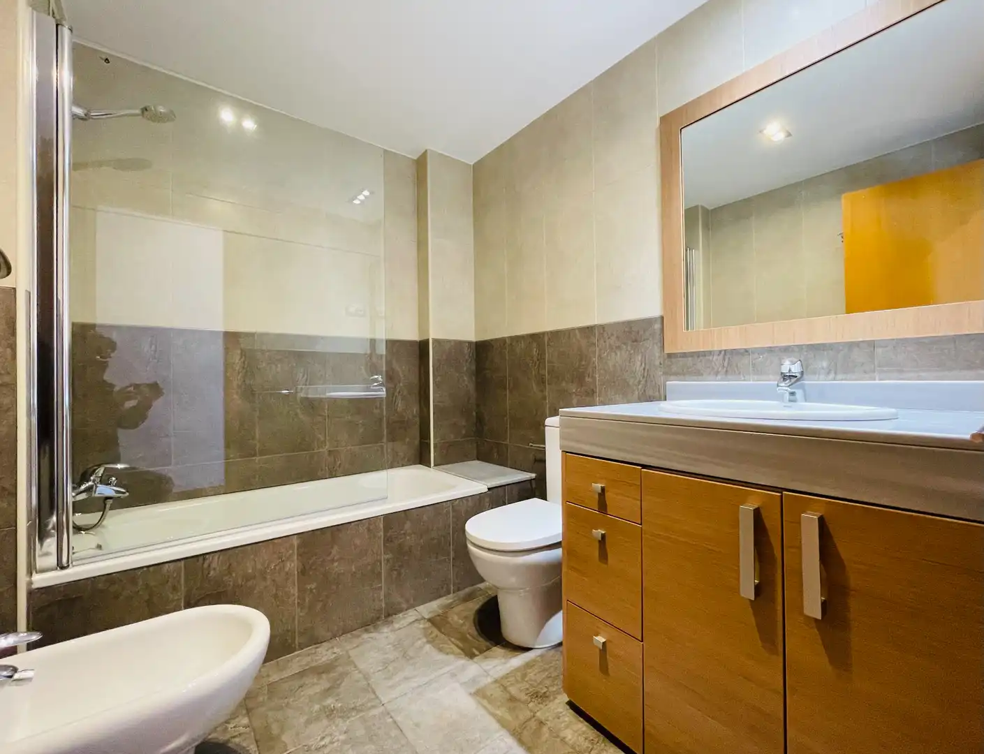 Baño de Piso de alquiler en Corbera de Llobregat con Aire acondicionado, Calefacción y Trastero