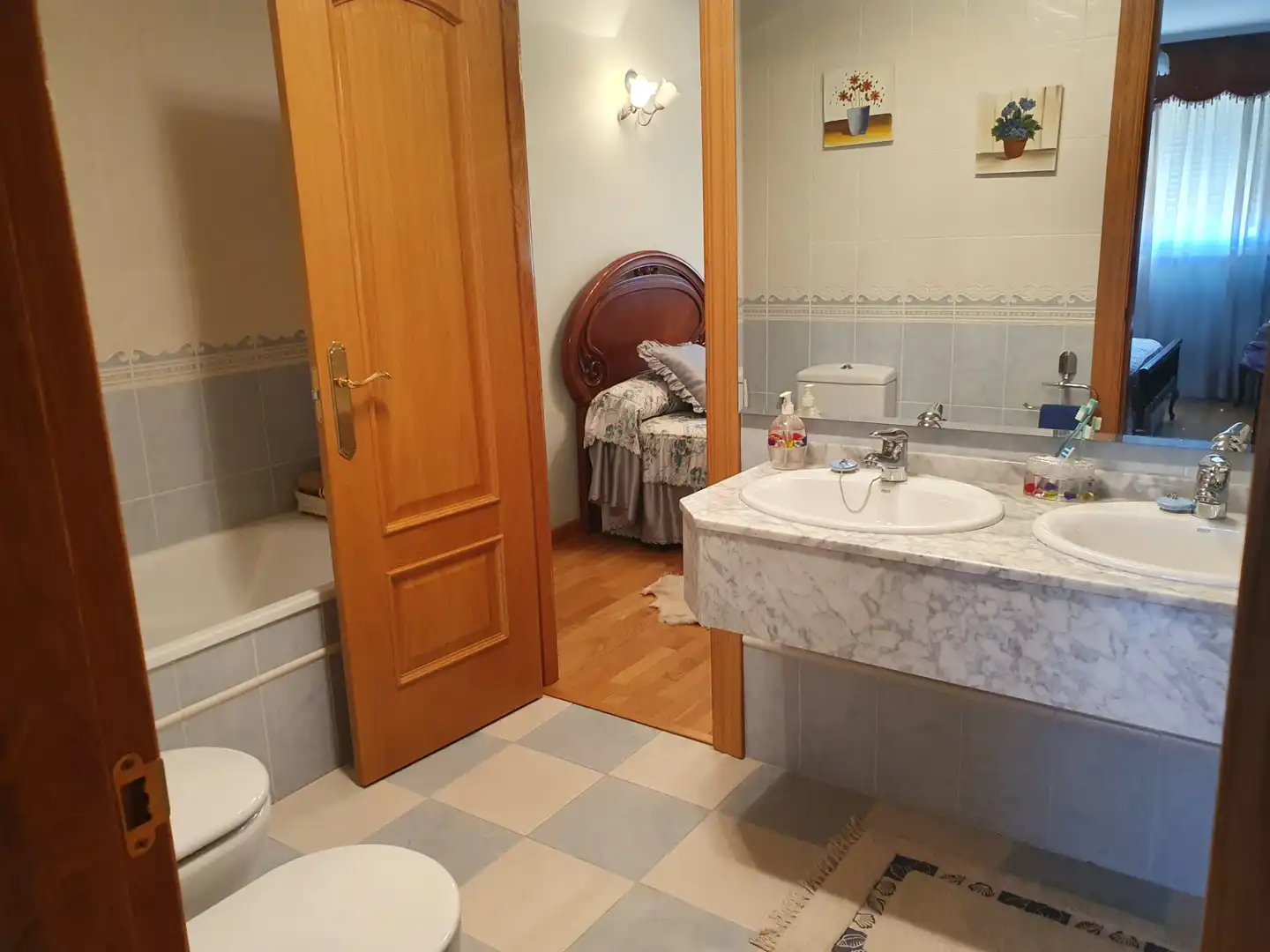 Bany de Casa o xalet en venda en León Capital  amb Calefacció, Jardí privat i Forn