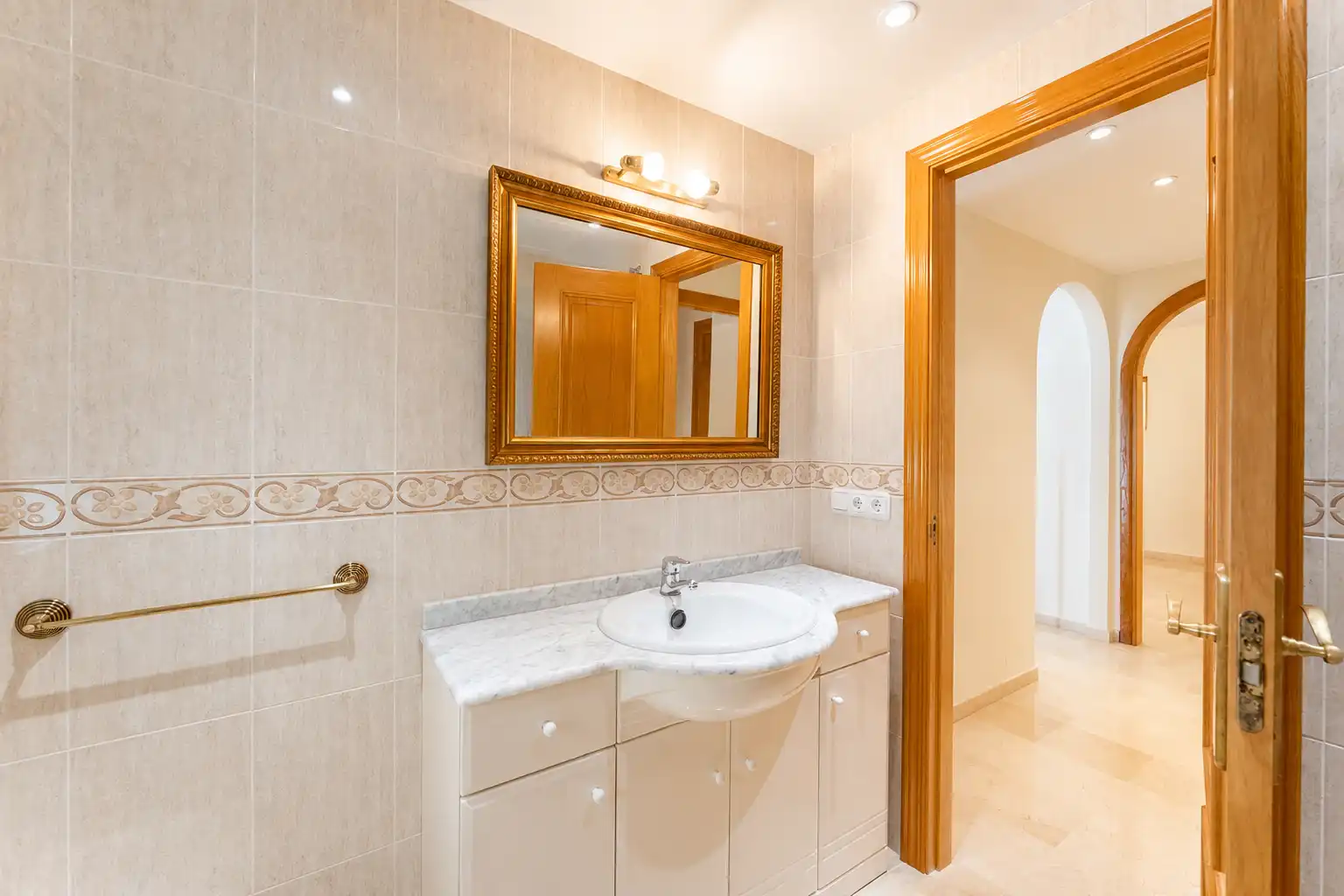 Bathroom of Flat for sale in Marbella  with Air Conditioner, Heating and Terrace