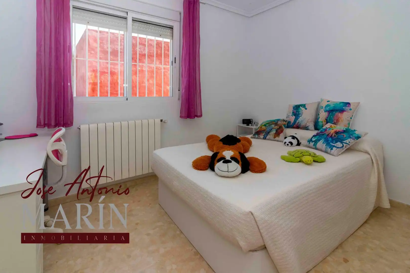 Habitación de Casa adosada en venta en Badajoz con Aire acondicionado, Calefacción y Trastero