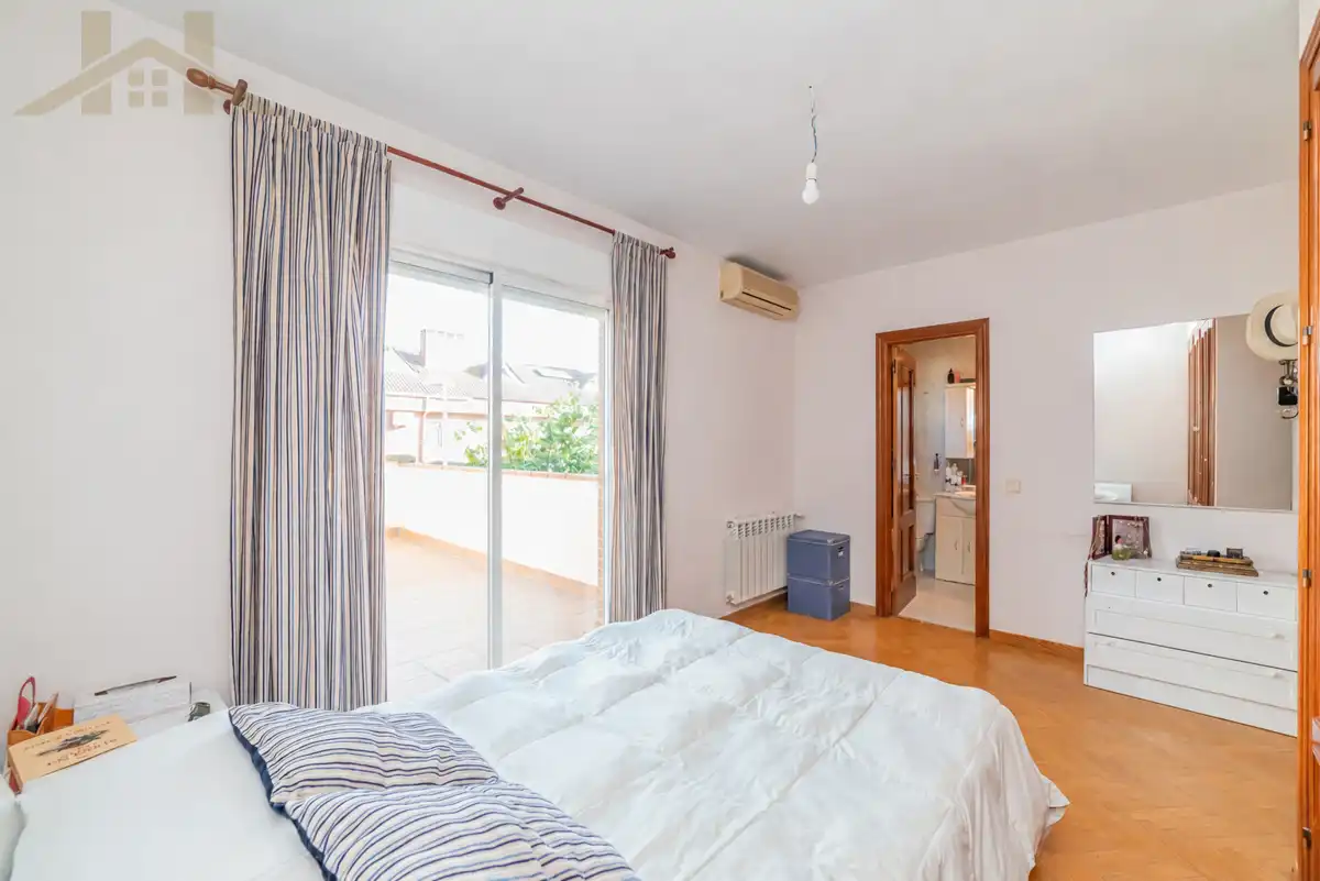 Dormitori de Casa adosada en venda en Ciempozuelos amb Aire condicionat, Calefacció i Terrassa