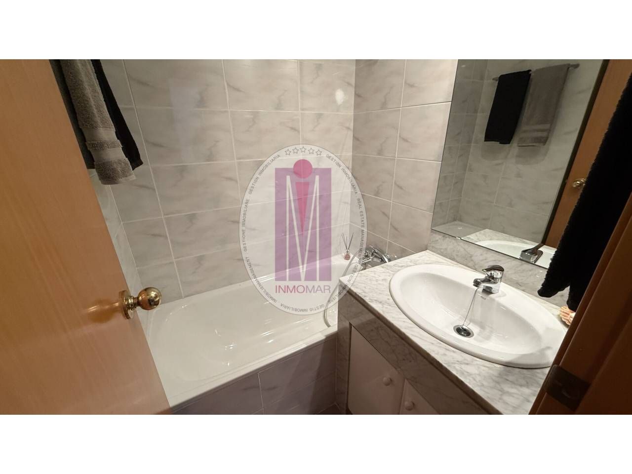 Bany de Pis en venda en Cornellà de Llobregat amb Terrassa i Moblat