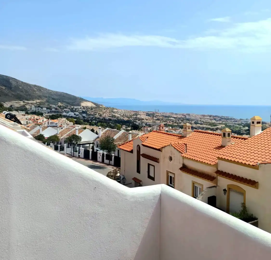 Vista exterior de Casa o xalet en venda en Benalmádena amb Aire condicionat, Calefacció i Jardí privat