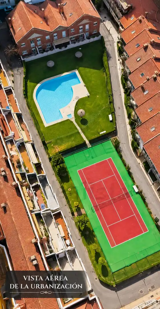 Vista exterior de Casa adosada en venta en León Capital  con Parquet