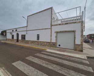 Vista exterior de Casa adosada en venda en Puebla de la Calzada amb Aire condicionat, Calefacció i Terrassa