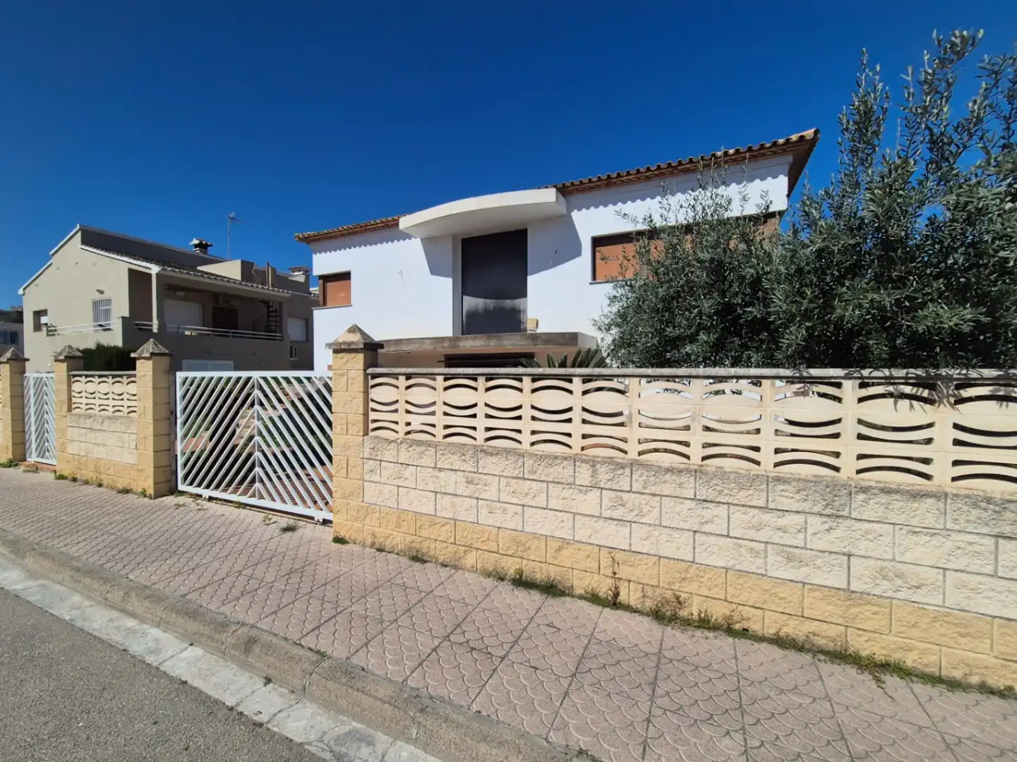 Vista exterior de Casa o xalet en venda en Oliva amb Jardí privat i Terrassa
