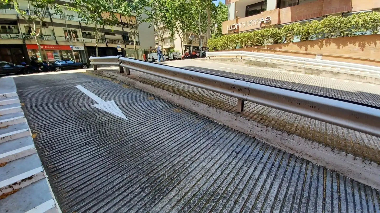 Vista exterior de Garatge en venda en Barcelona