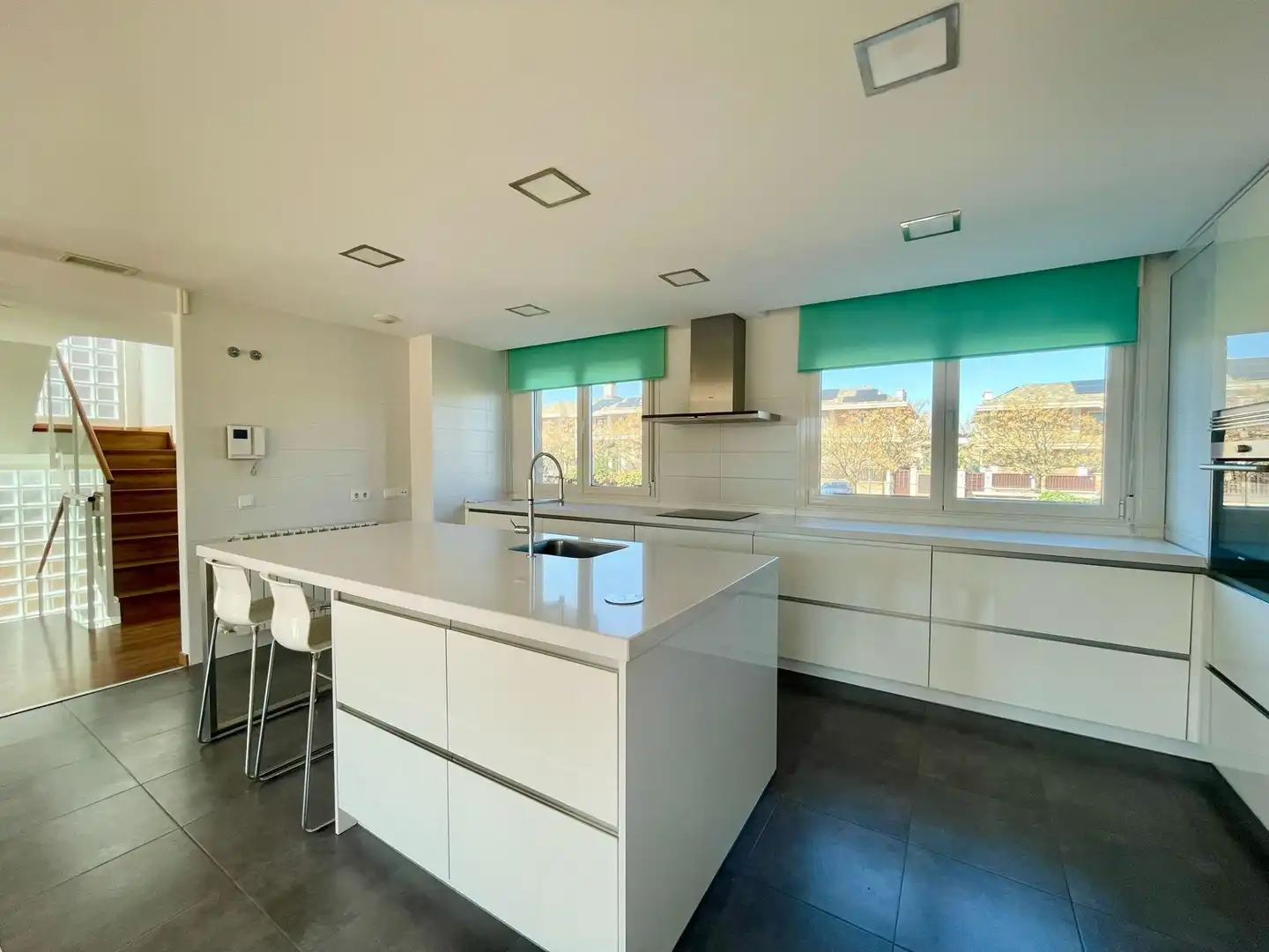Cocina de Casa adosada de alquiler en Majadahonda con Aire acondicionado, Calefacción y Jardín privado