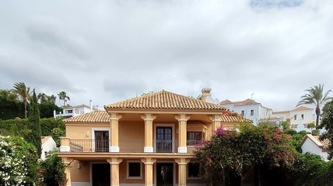 Chalet independiente de estilo mediterráneo con amplia parcela y piscina privada en Estepona