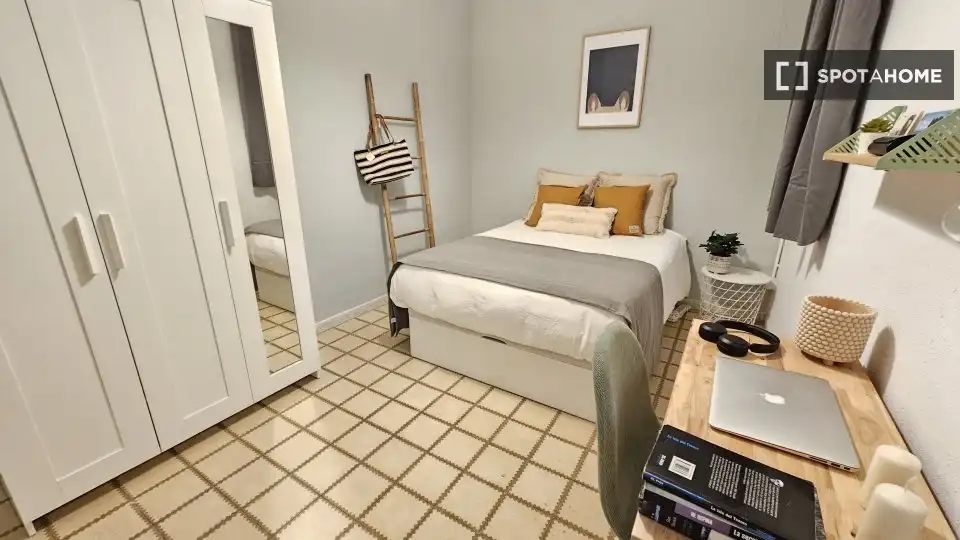 Bedroom of Flat for share in Barcelona  with Air Conditioner, Heating and Furnished