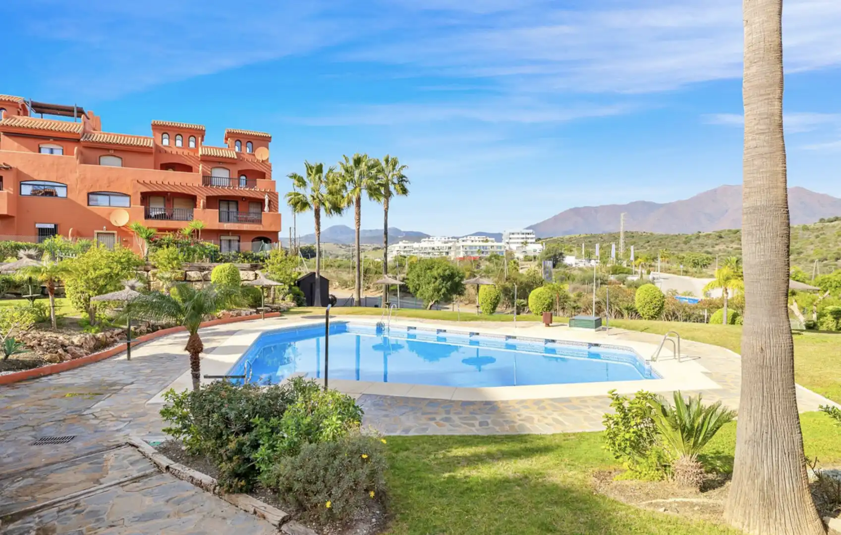 Vista exterior de Dúplex en venda en Estepona amb Aire condicionat, Calefacció i Terrassa