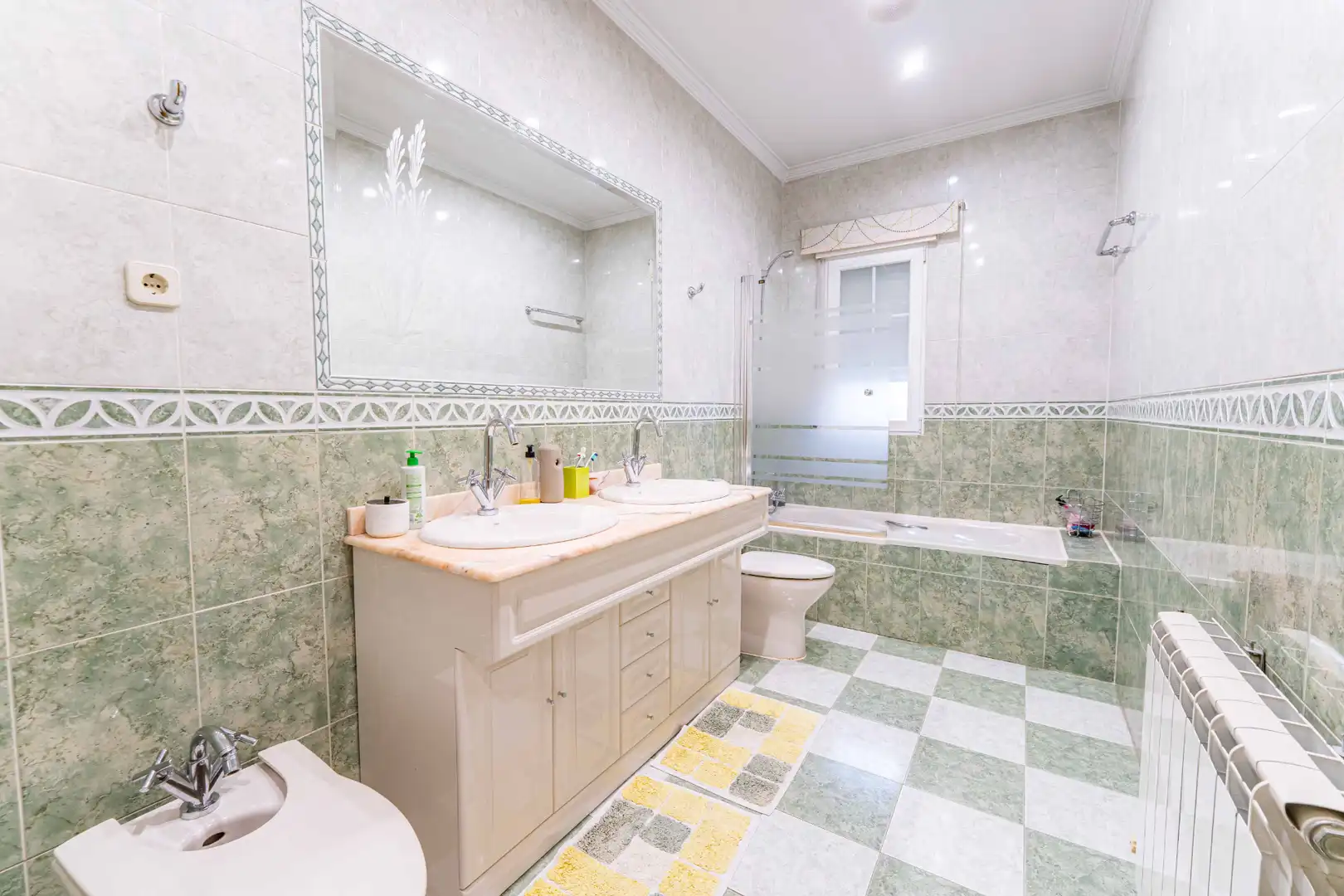 Bany de Casa o xalet en venda en Sevilla la Nueva amb Aire condicionat, Calefacció i Jardí privat