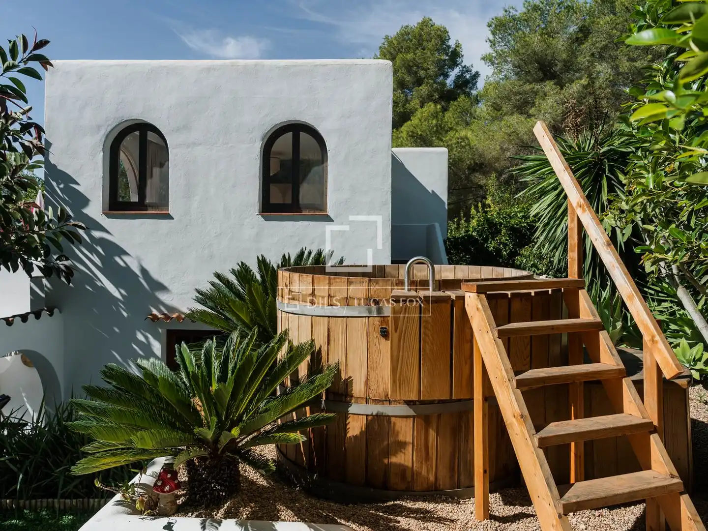 Vista exterior de Casa o xalet en venda en Santa Eulària des Riu amb Aire condicionat, Calefacció i Jardí privat