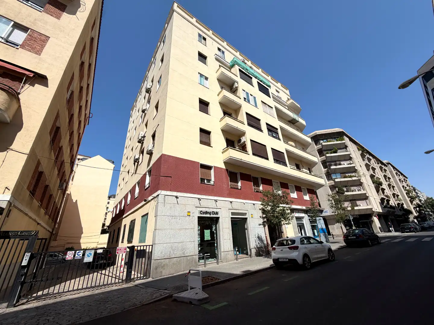 Vista exterior de Local en venda en Madrid amb Calefacció