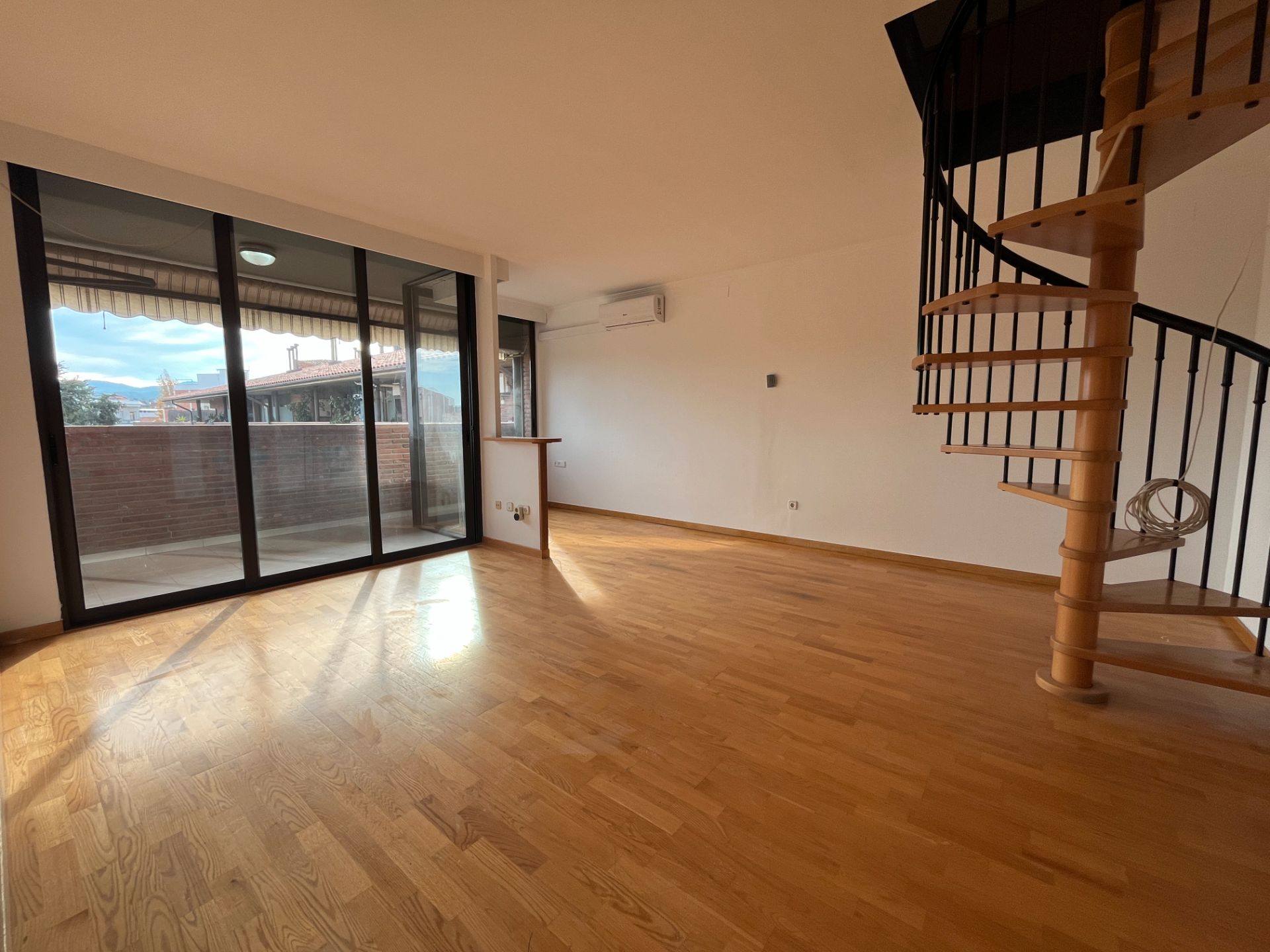 Living room of Duplex to rent in Sant Cugat del Vallès  with Air Conditioner, Heating and Parquet flooring