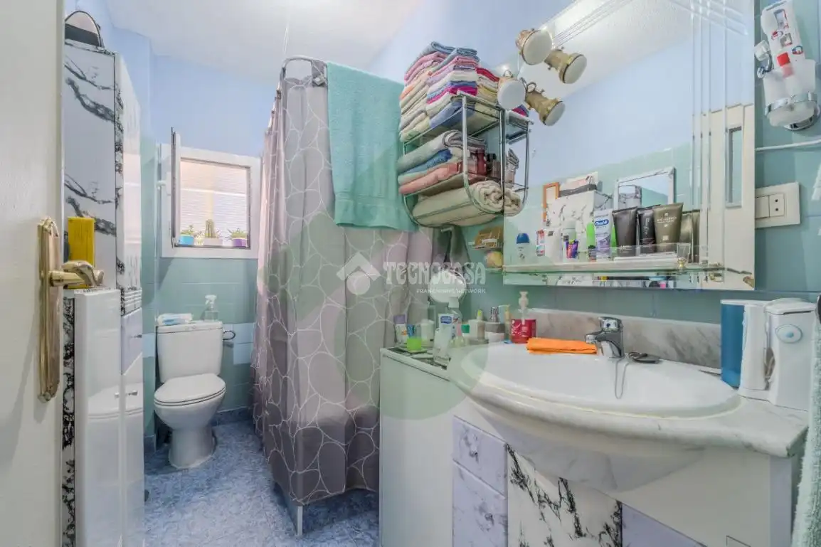 Bathroom of Flat for sale in Madrid  with Heating, Terrace and Balcony