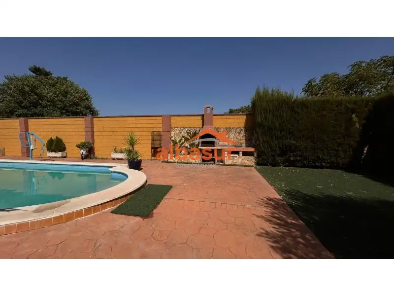 Vista exterior de Casa o xalet en venda en Periurbano Oeste - Sierra