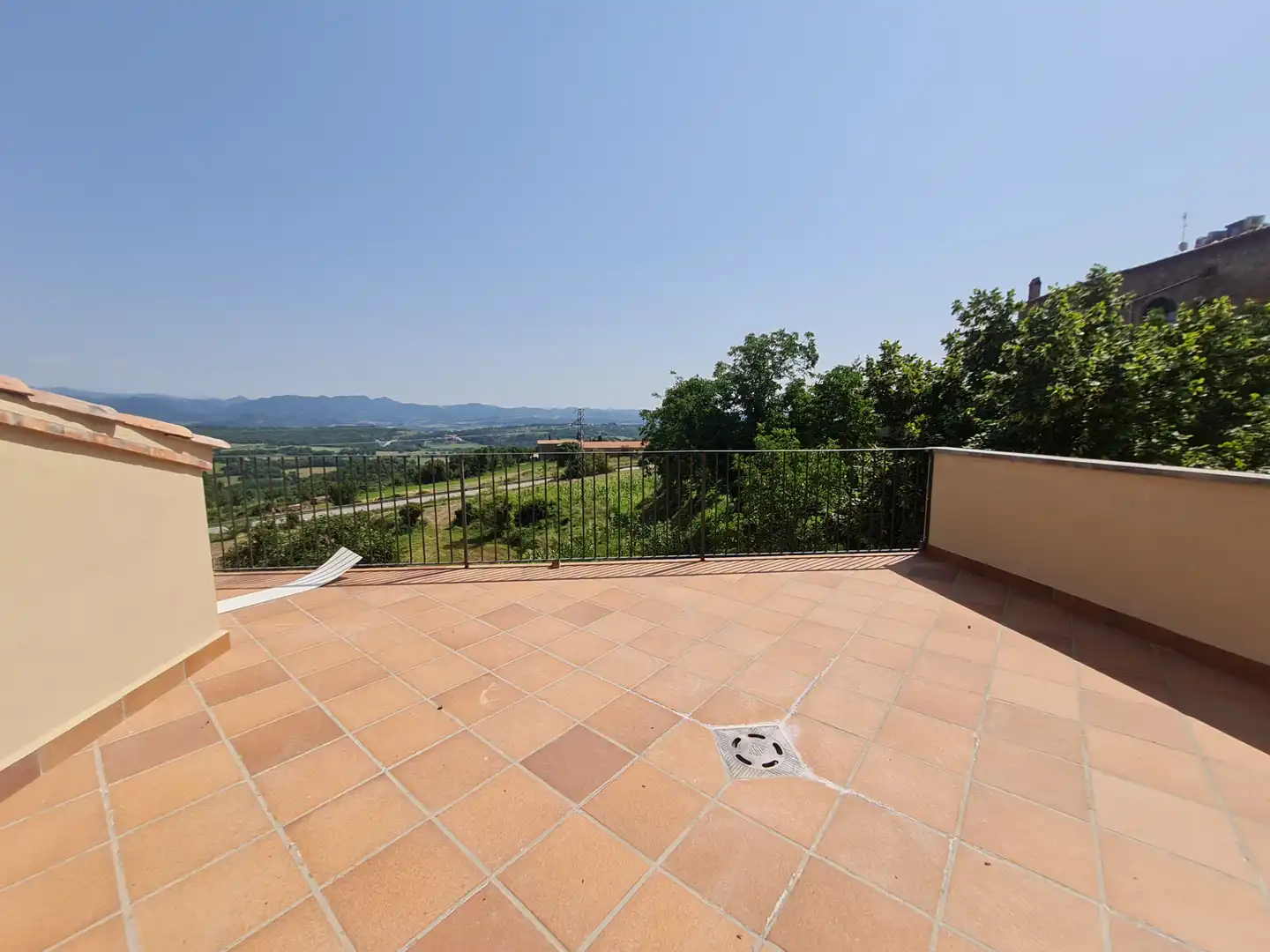 Terrasse von Einfamilien-Reihenhaus zum Verkauf in Casserres mit Klimaanlage, Heizung und Privatgarten