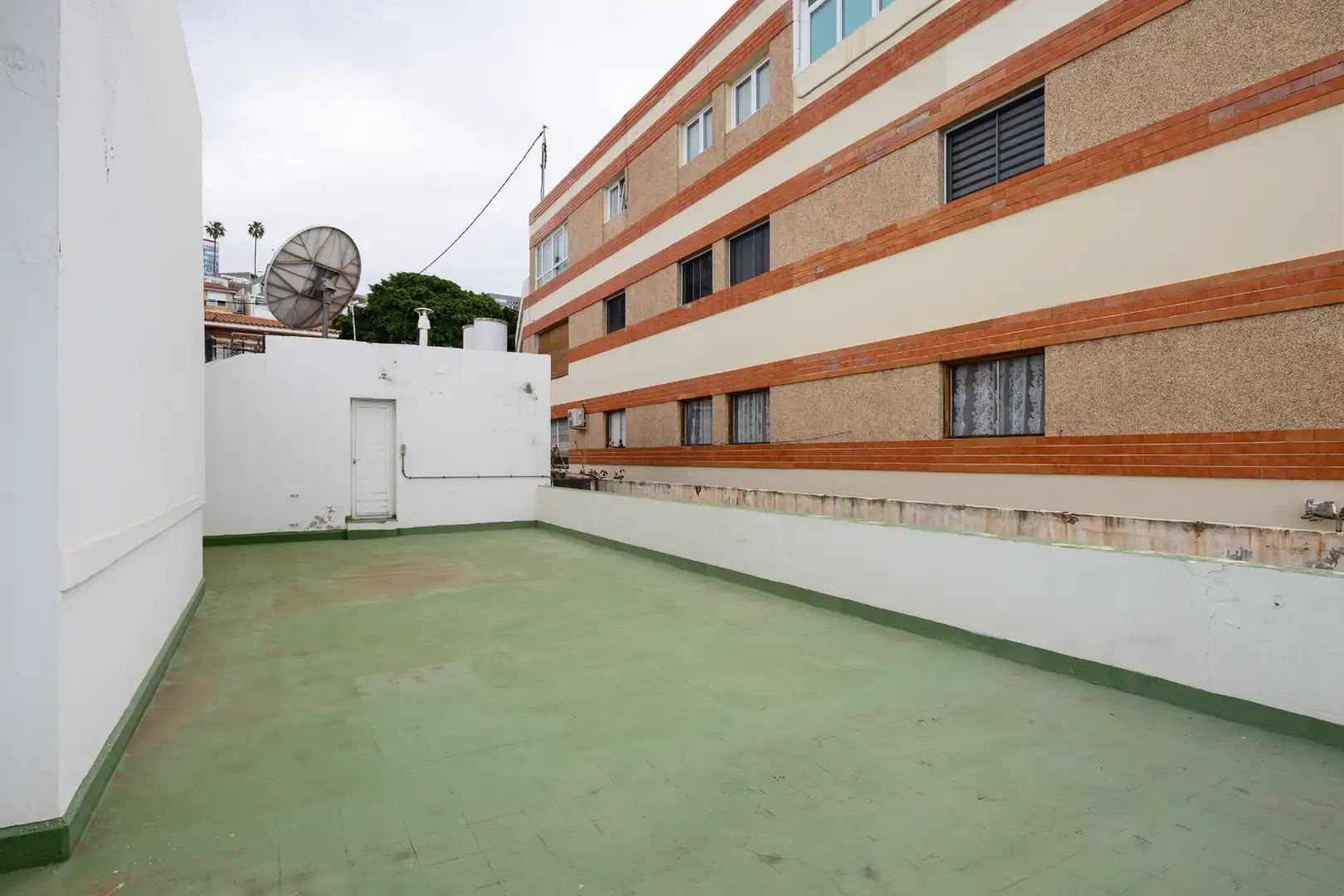 Vista exterior de Casa o xalet en venda en Las Palmas de Gran Canaria amb Aire condicionat, Jardí privat i Terrassa