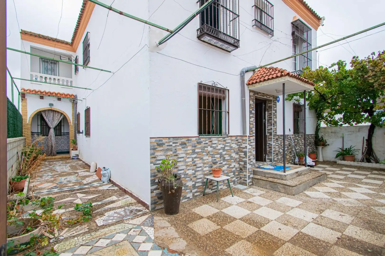 Vista exterior de Casa o xalet en venda en La Rinconada amb Terrassa i Piscina
