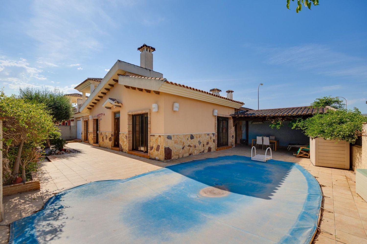 Vista exterior de Casa o xalet en venda en Orihuela amb Aire condicionat, Jardí privat i Terrassa