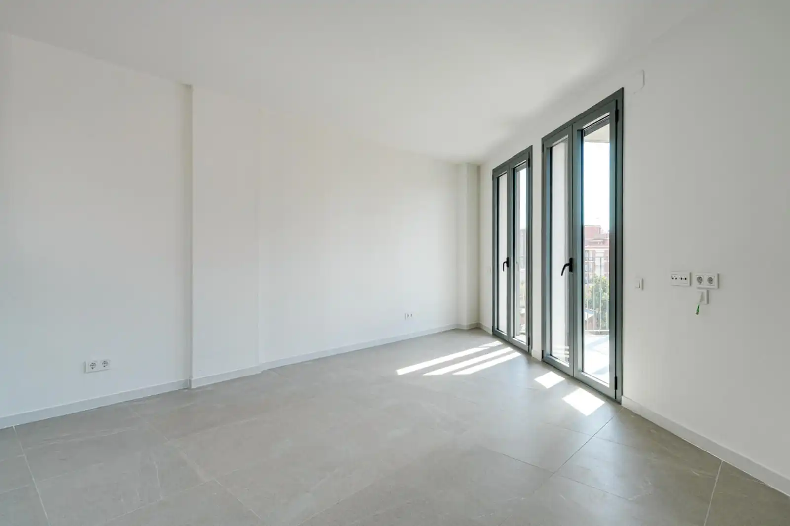 Piso en venta en L'Hospitalet de Llobregat con Calefacción, Terraza y Horno