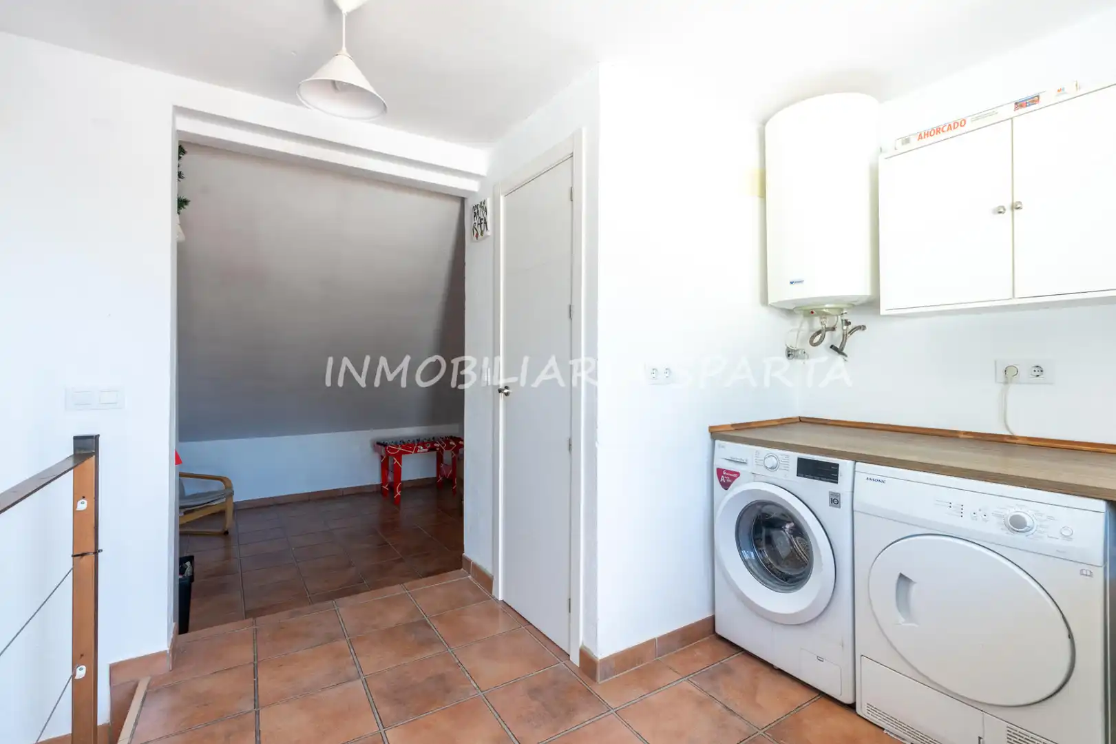 Casa adosada en venta en Gelves con Terraza, Horno y Lavadora