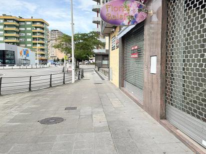 Vista exterior de Local en venda en Torrelavega  amb Calefacció i Moblat