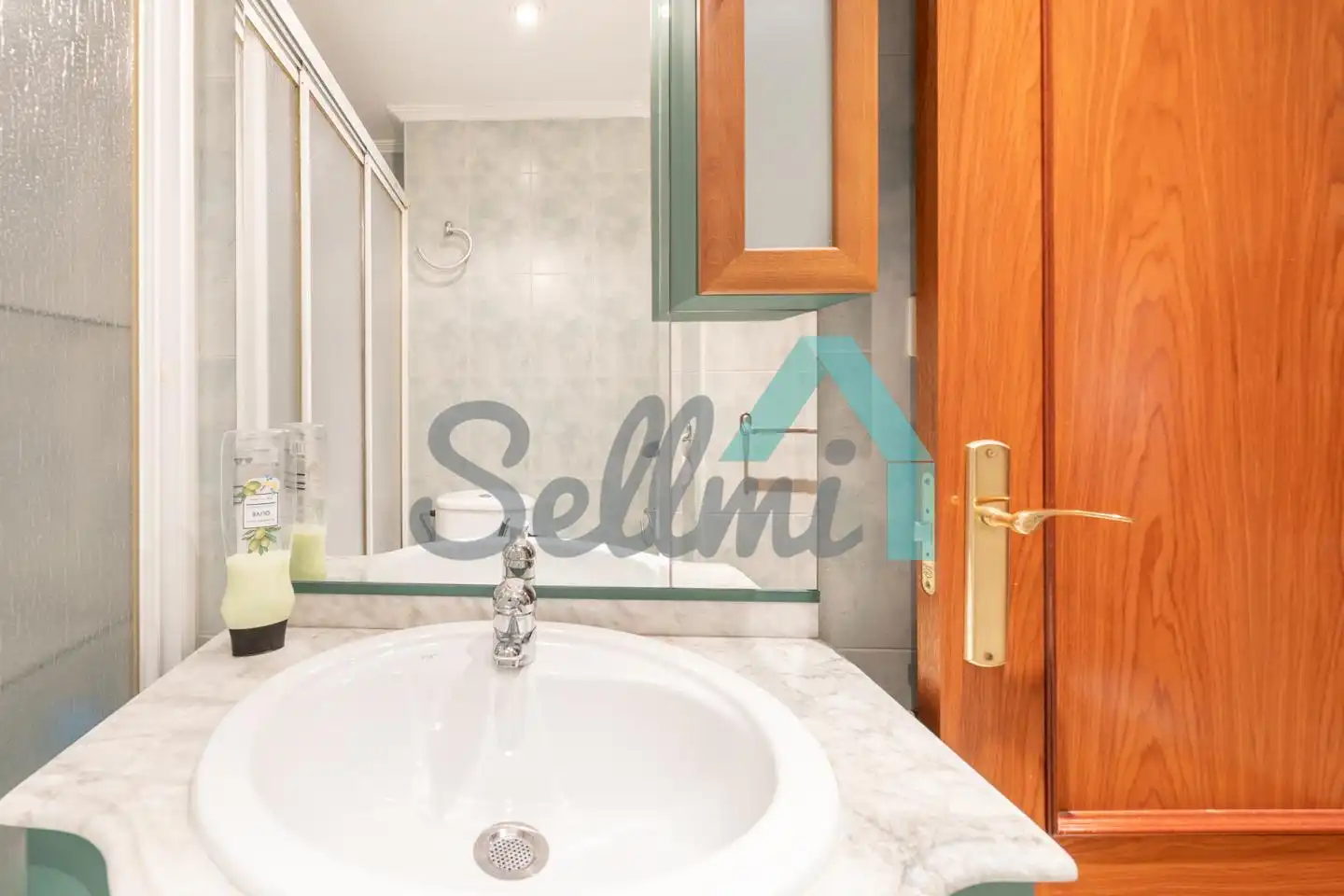 Bathroom of Flat for sale in Oviedo   with Heating, Parquet flooring and Storage room