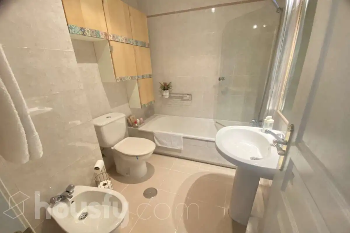 Badezimmer von Wohnung zur Miete in Sevilla mit Klimaanlage, Heizung und Terrasse
