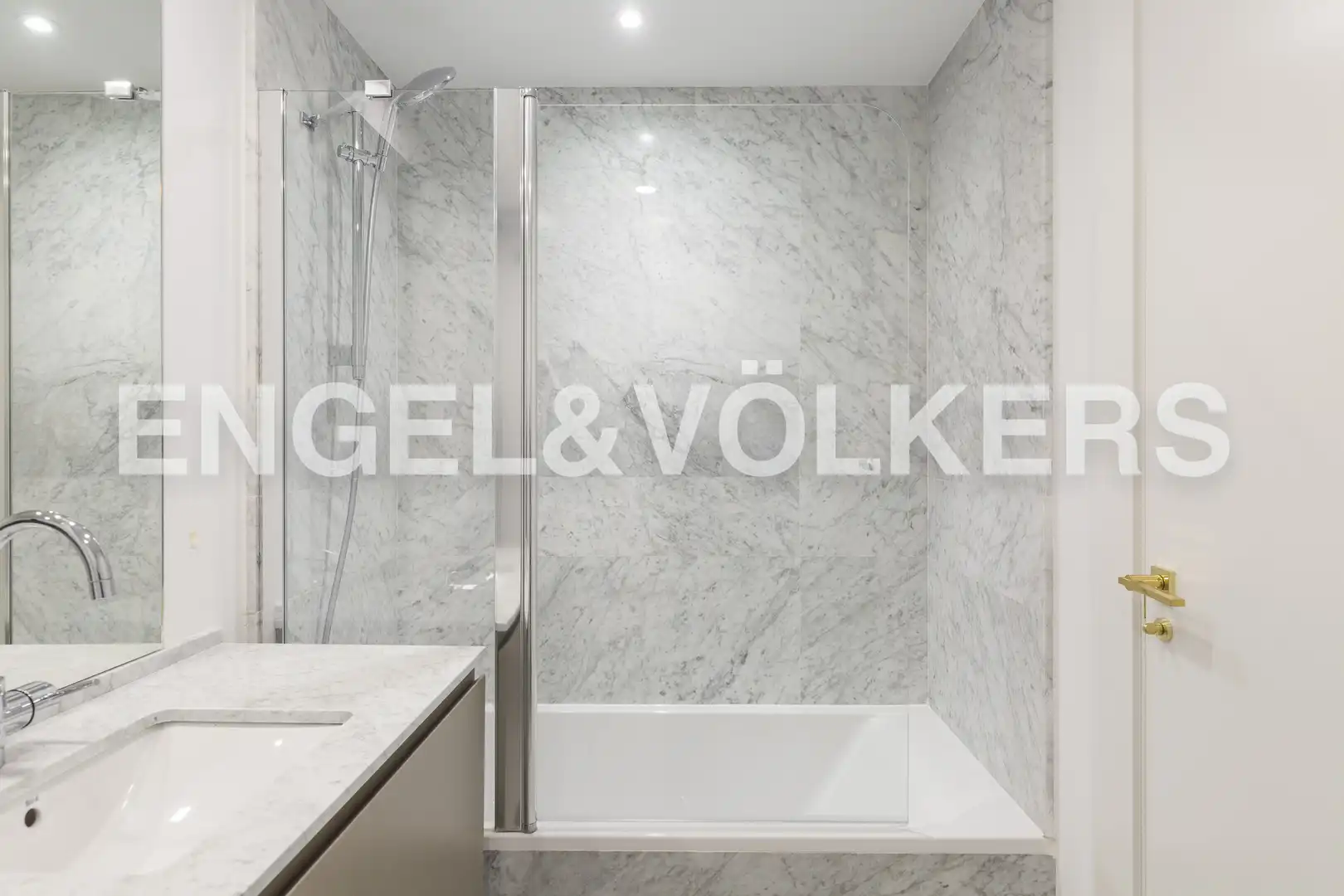 Bathroom of Flat for rent in Madrid  with Air Conditioner, Heating and Storage room