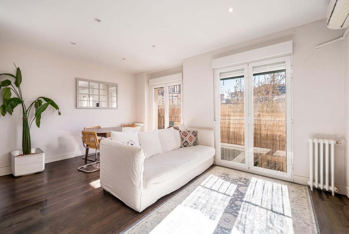 Sala de estar de Piso en venta en  Madrid Capital con Calefacción, Terraza y Amueblado