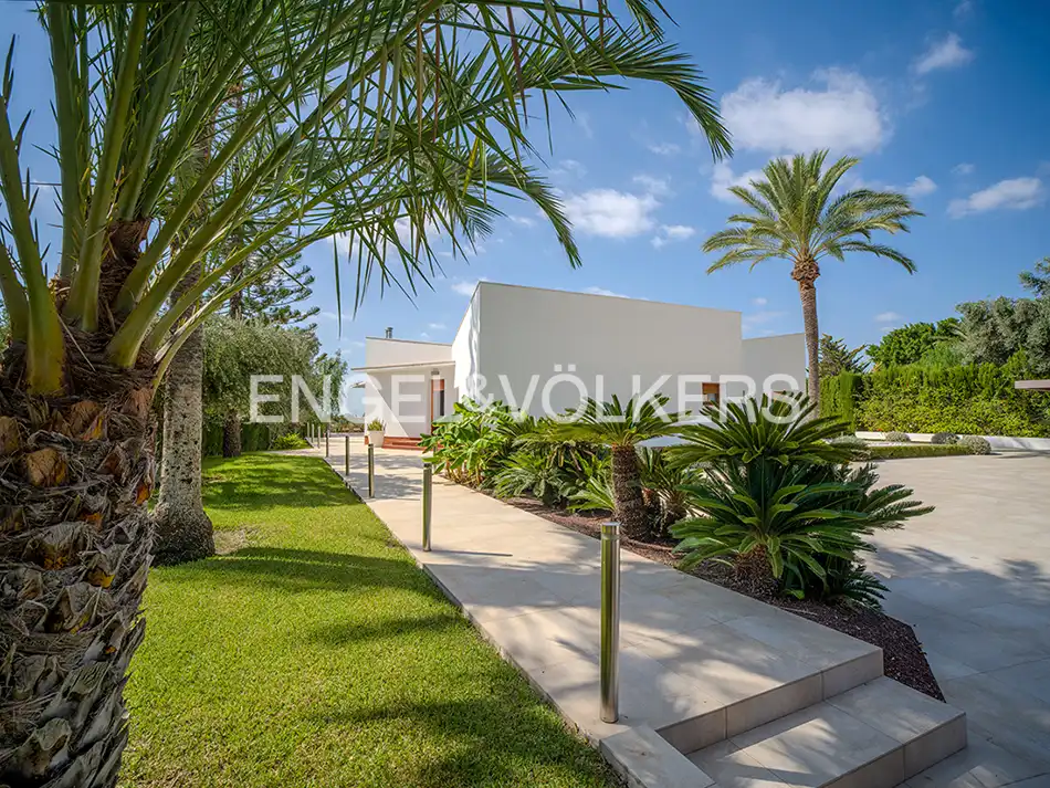 Vista exterior de Casa o xalet en venda en Elche / Elx amb Aire condicionat, Calefacció i Jardí privat