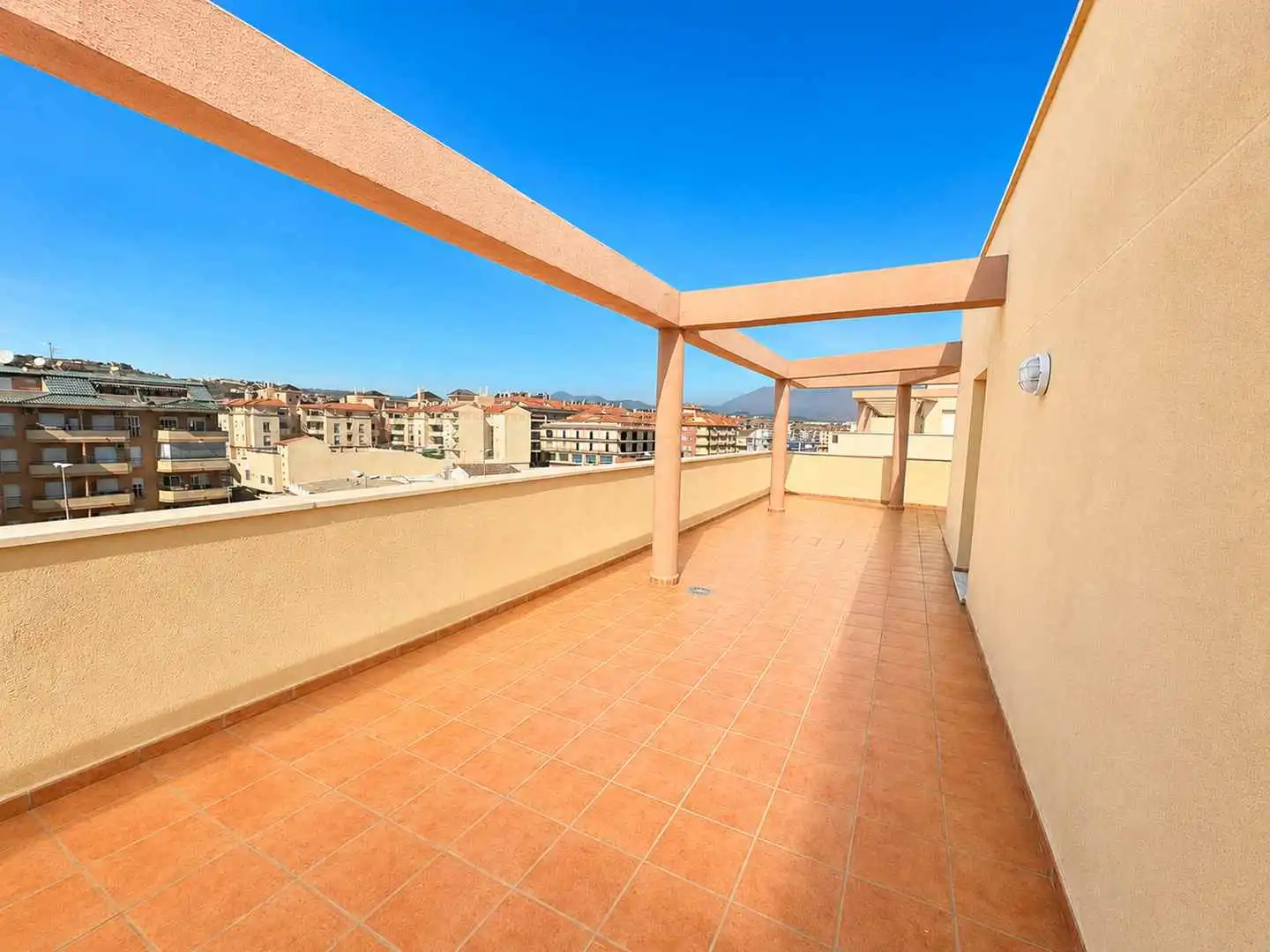 Terrasse von Dachboden zur Miete in Manilva mit Klimaanlage, Terrasse und Möbliert