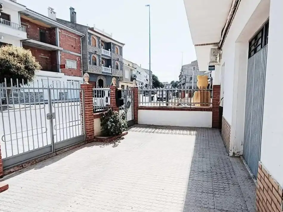 Casa con jardín en venta en Calle Calderón de la Barca 29, imagen 2