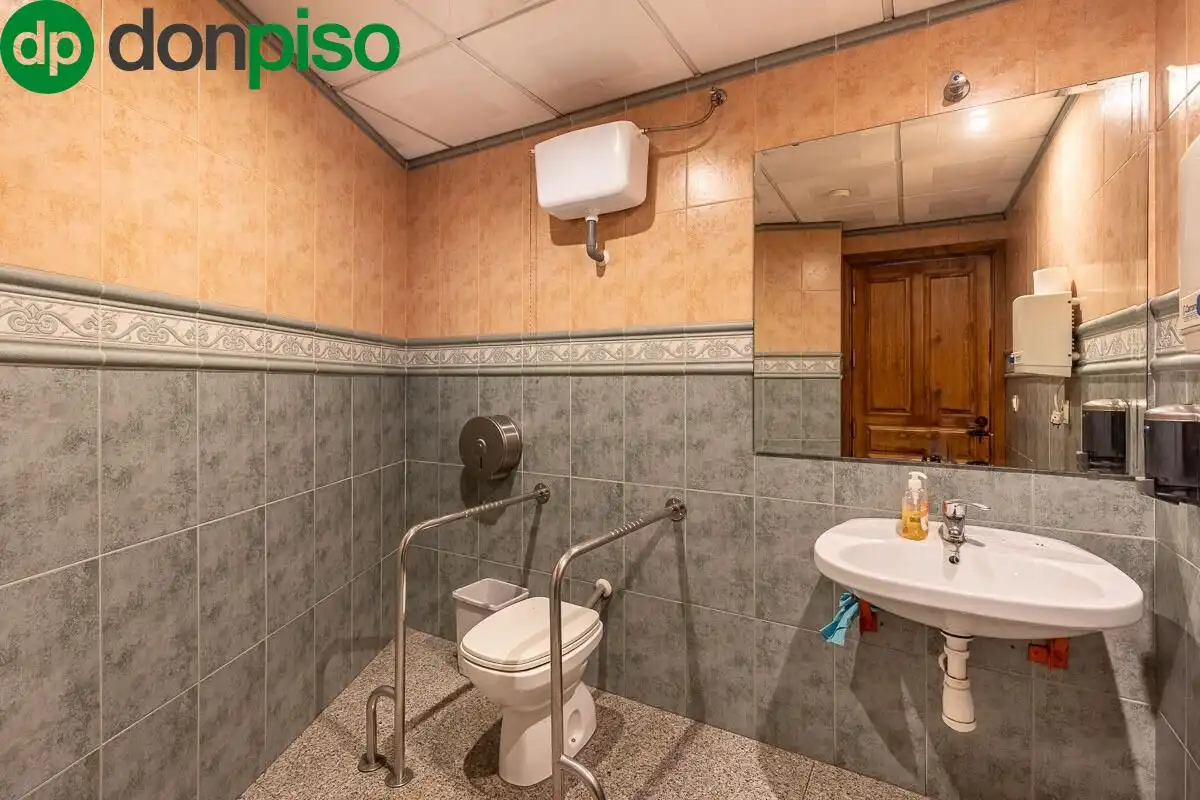 Baño de Local en venta en Pinos Genil con Terraza