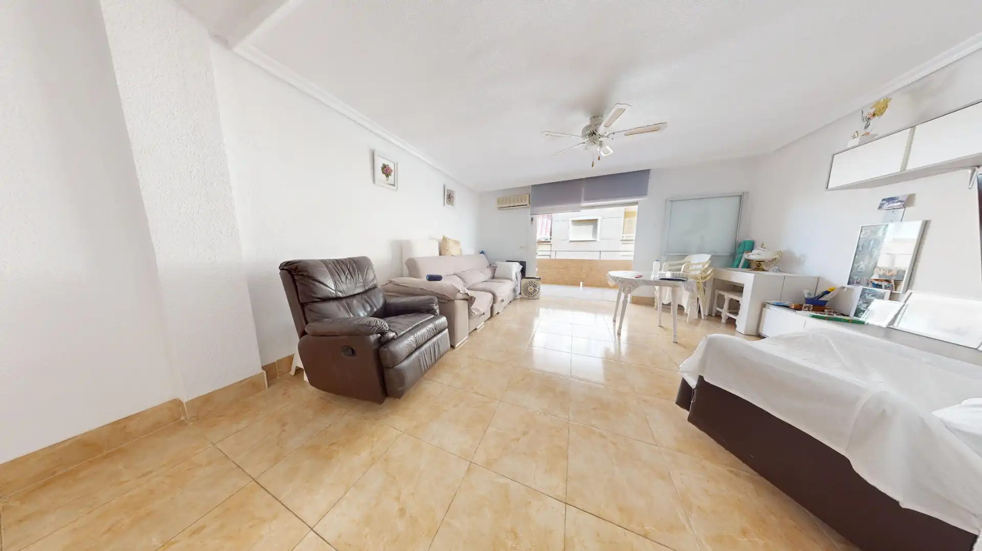 Sala de estar de Piso en venta en Torrevieja con Aire acondicionado, Terraza y Amueblado