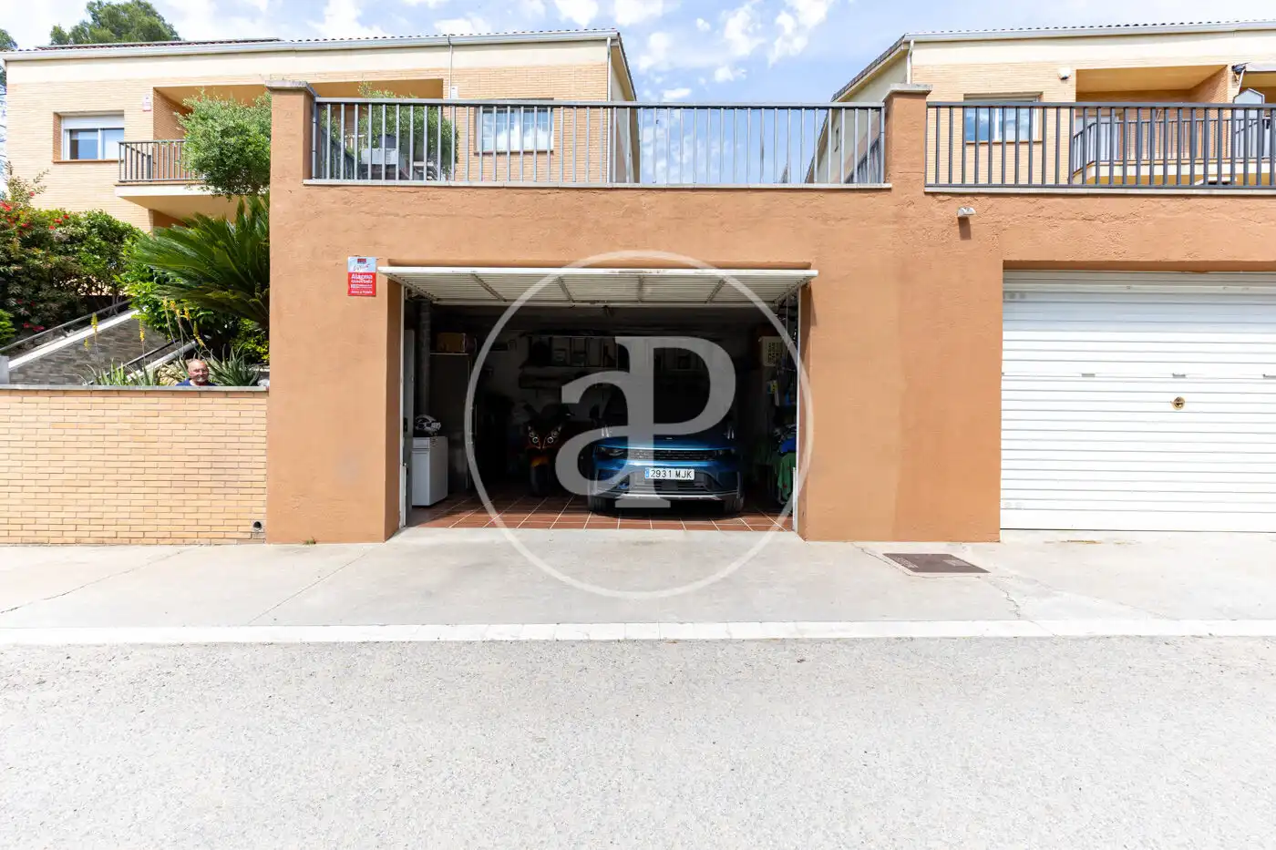 Parkplatz von Einfamilien-Reihenhaus zum Verkauf in Sant Quirze del Vallès mit Klimaanlage, Heizung und Privatgarten