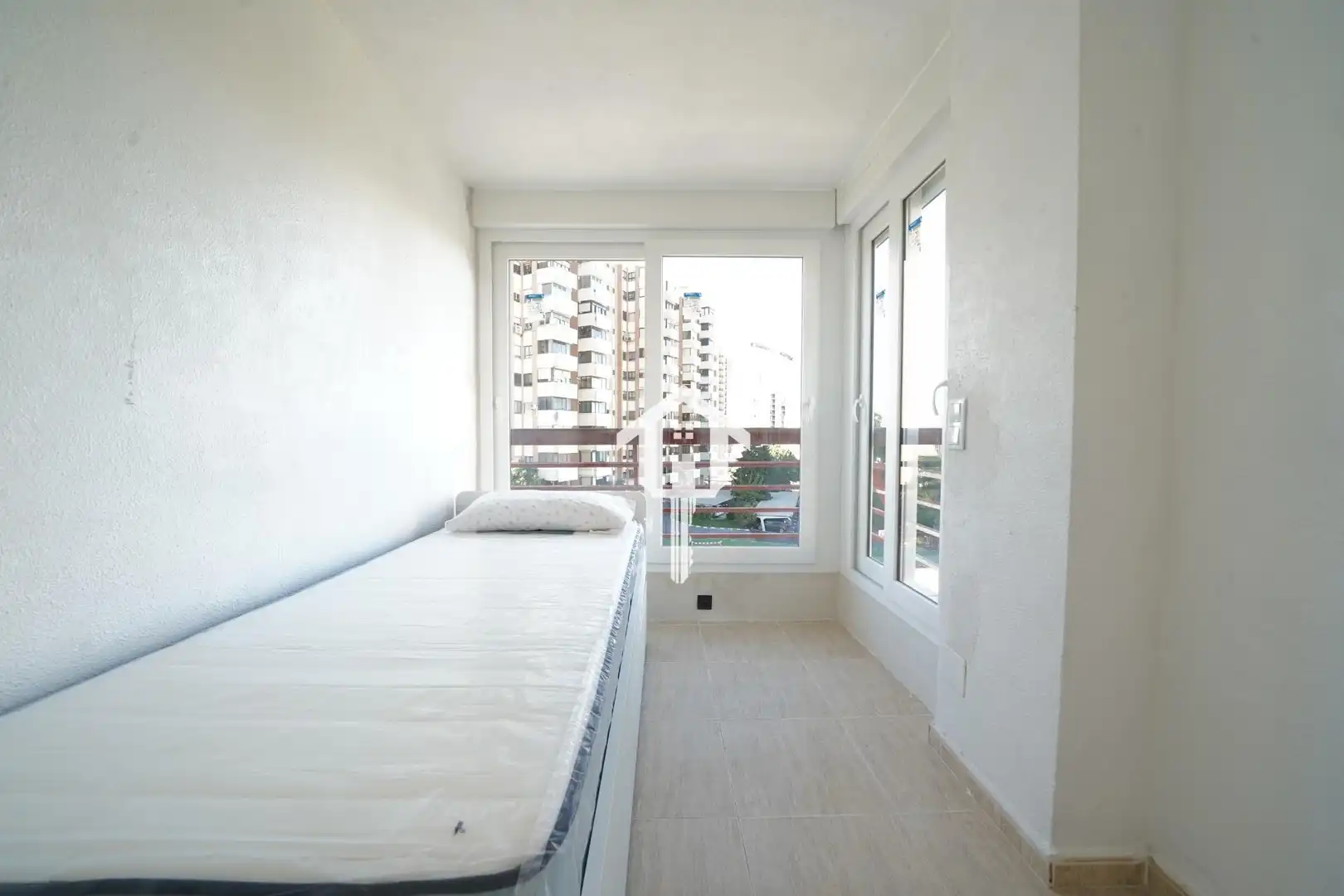 Dormitori de Pis en venda en Alicante / Alacant amb Terrassa, Moblat i Piscina comunitària