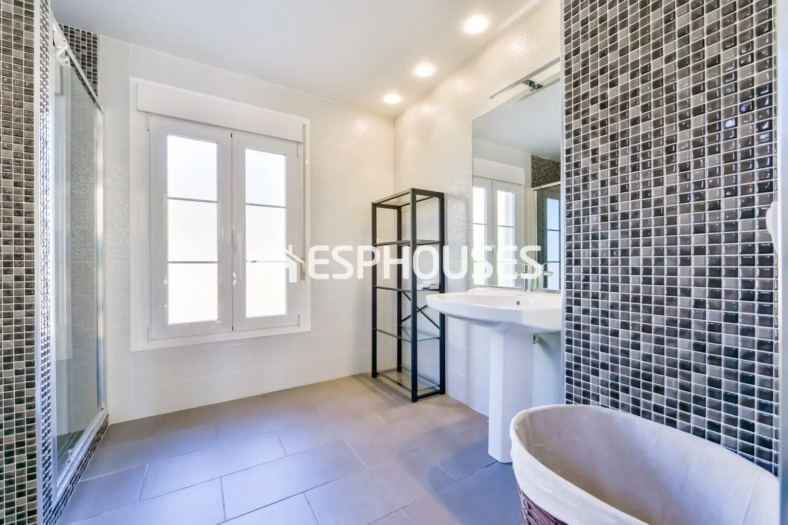 Bathroom of Houses for sale in Oliva  with Air Conditioner, Heating and Terrace
