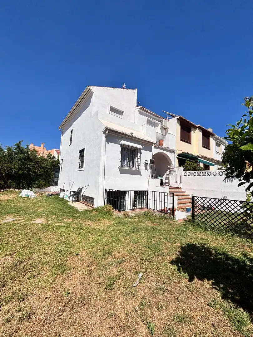 Vista exterior de Casa o xalet en venda en Estepona amb Jardí privat, Terrassa i Balcó