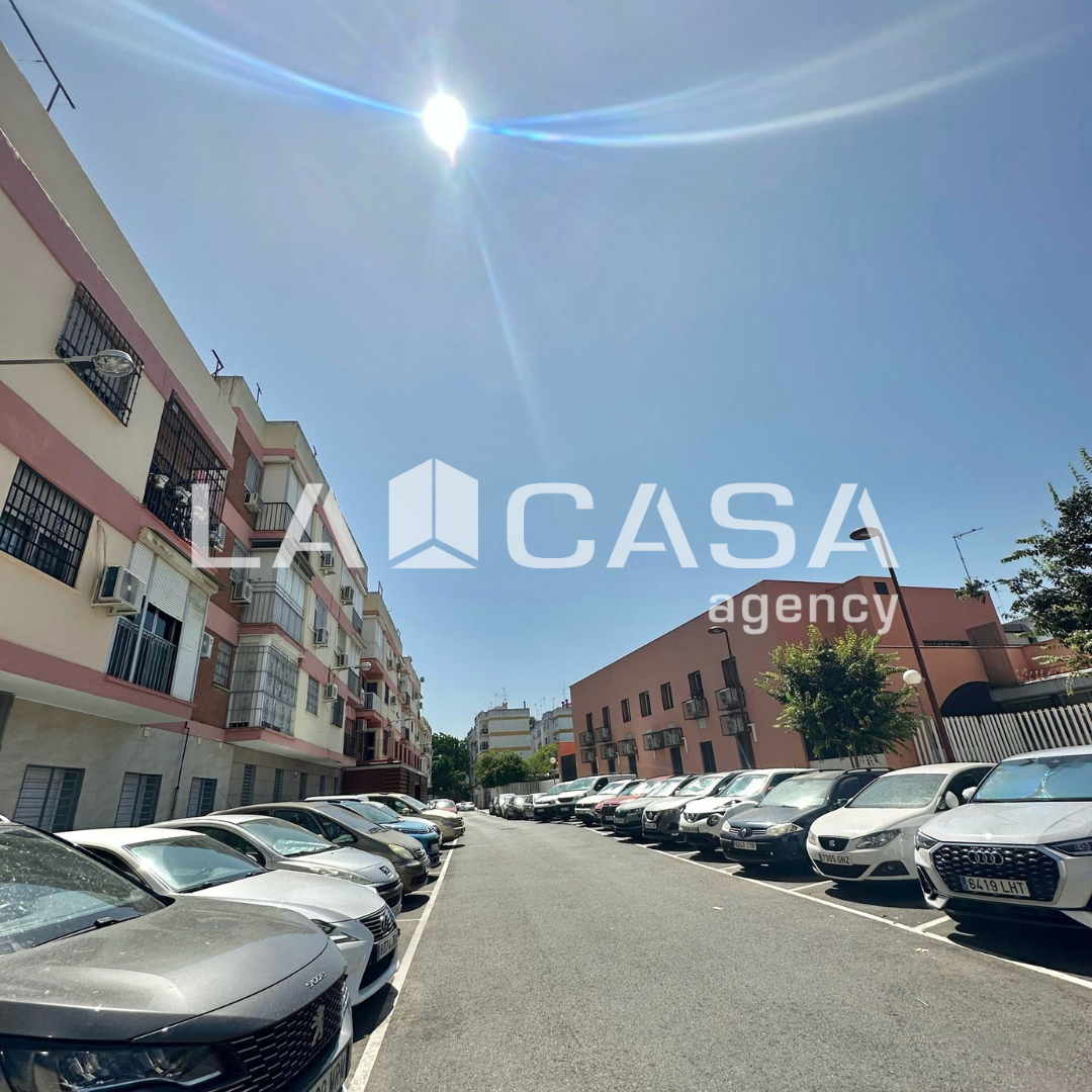 Exterior view of Planta baja for sale in  Sevilla Capital