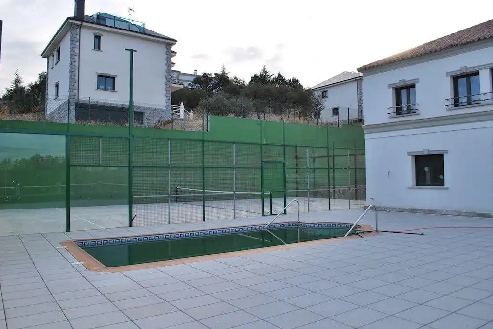 Piscina de Casa o xalet en venda en Torrelodones amb Jardí privat, Terrassa i Traster