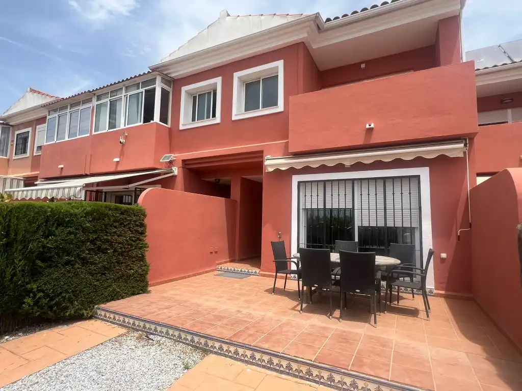 Vista exterior de Casa o chalet de alquiler en Vélez-Málaga con Terraza, Piscina y Piscina comunitaria