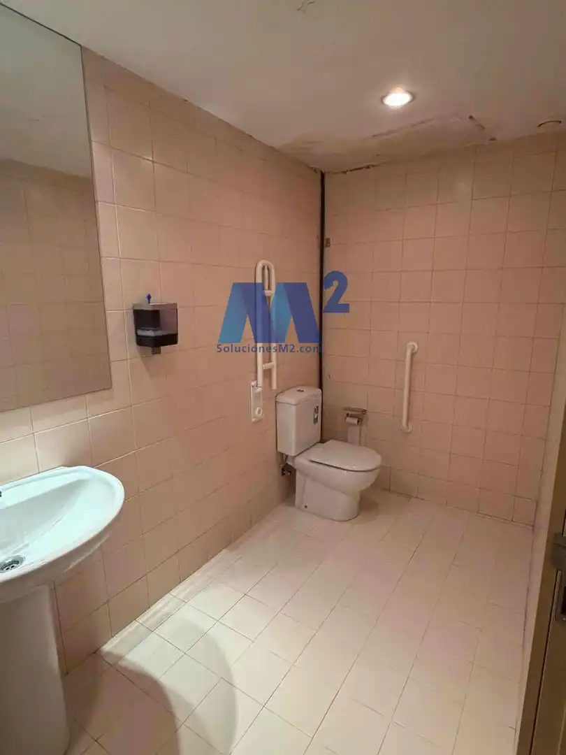 Badezimmer von Fabrikhallen zur Miete in Algete