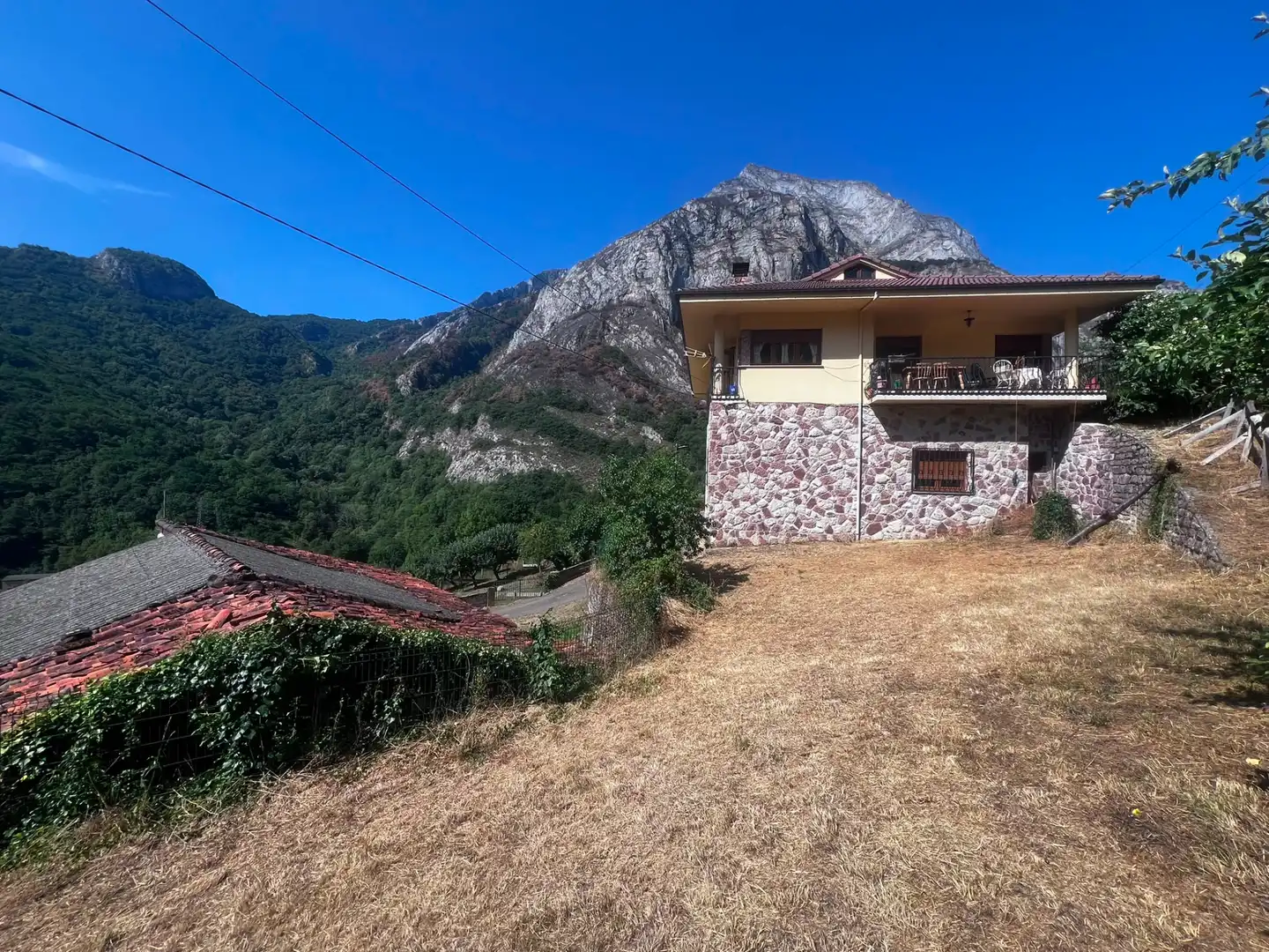 Vista exterior de Casa o xalet en venda en Oseja de Sajambre amb Calefacció, Jardí privat i Parquet