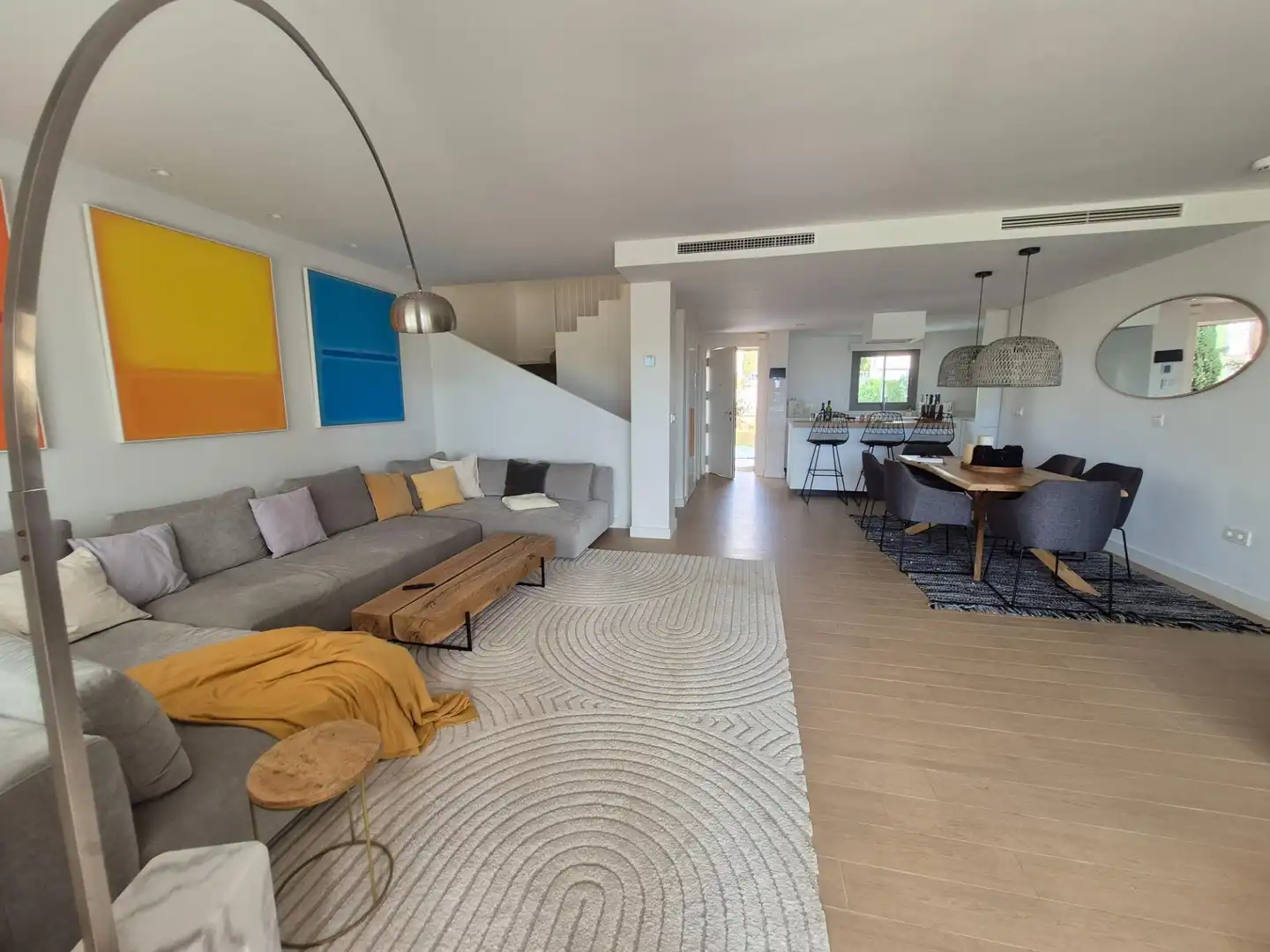 Wohnzimmer von Wohnung zur Miete in Mijas mit Klimaanlage, Privatgarten und Terrasse