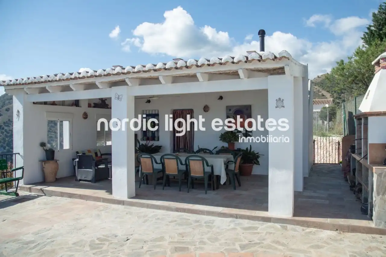 Vista exterior de Casa o chalet en venta en Frigiliana con Terraza, Piscina y Amueblado