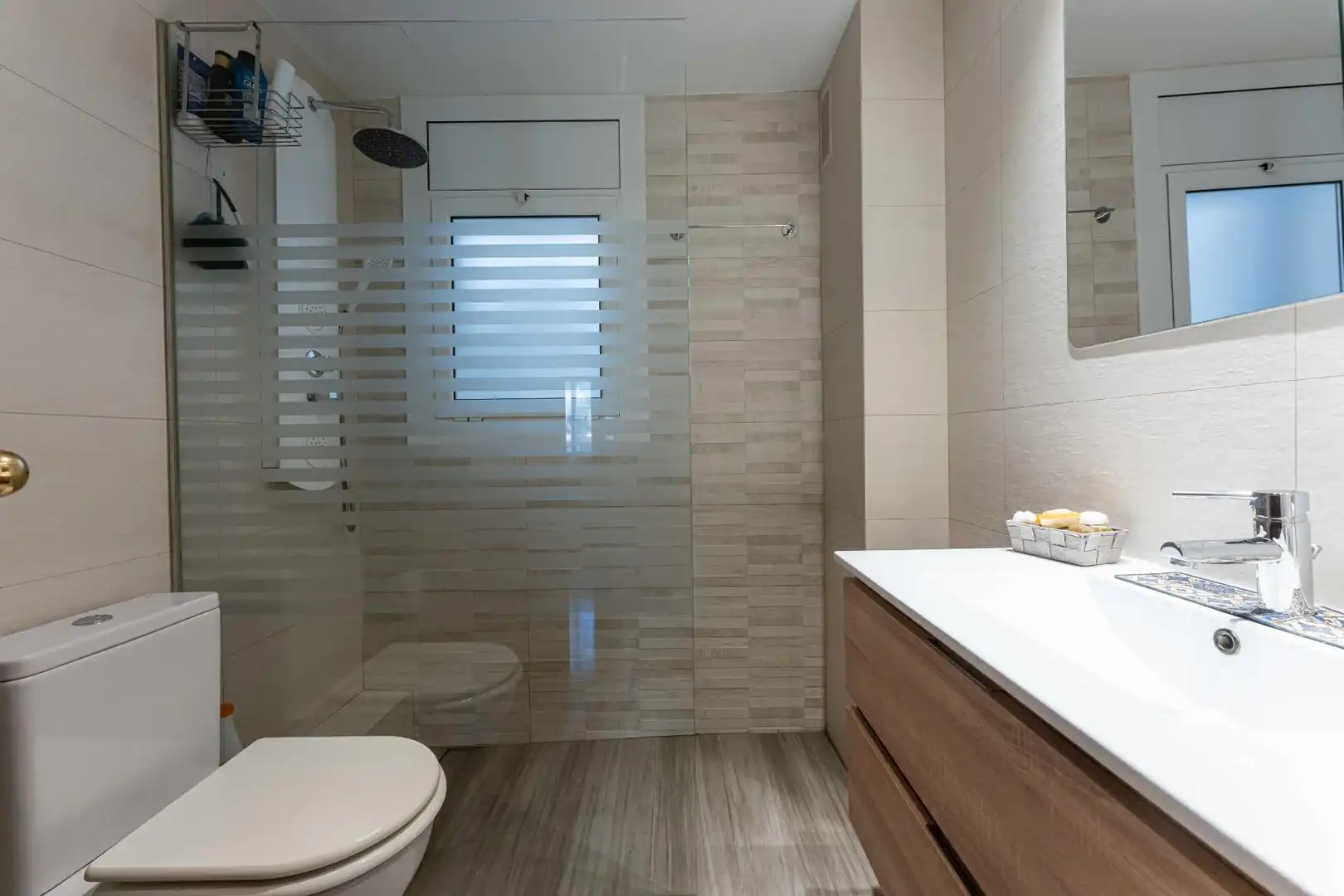 Badezimmer von Wohnung zum Verkauf in Gavà mit Klimaanlage, Heizung und Parkett