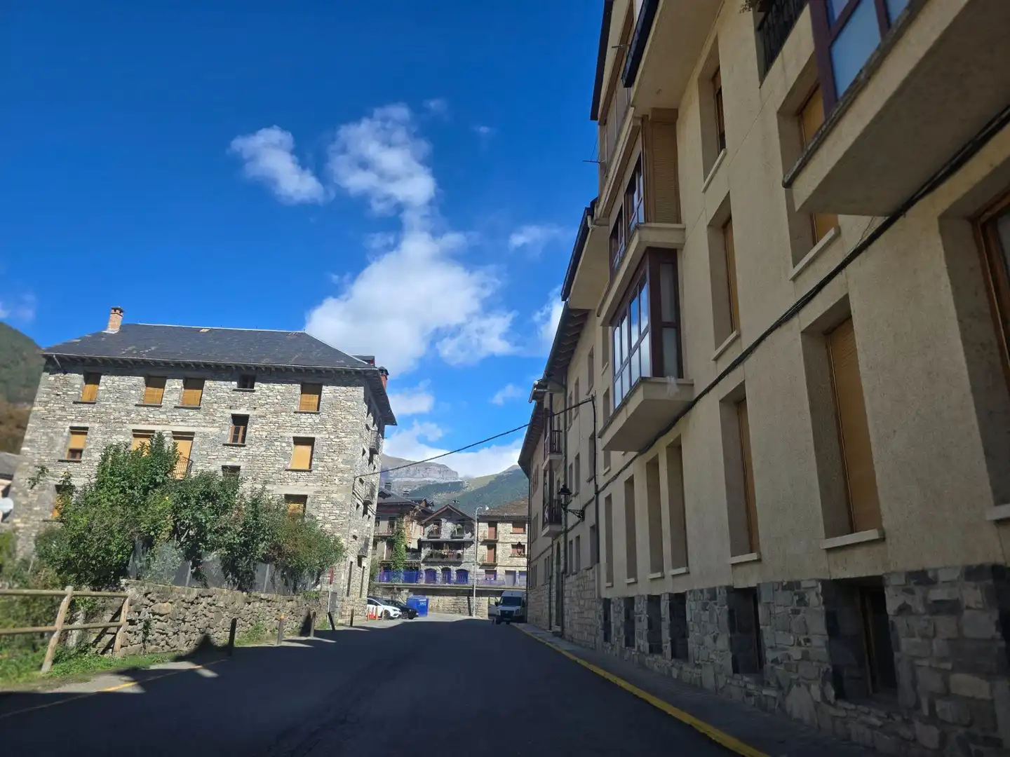 Vista exterior de Pis en venda en Broto, Huesca